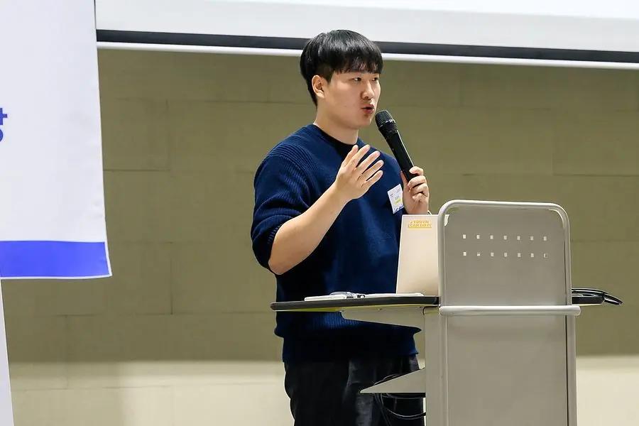무대에서 발표하는 1기 팀