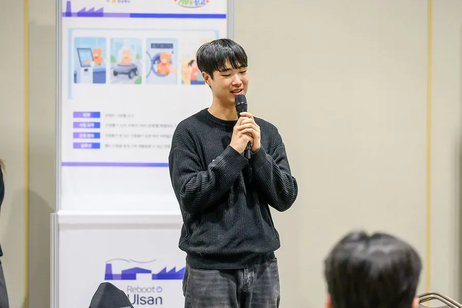 부스에서 서비스를 소개하는 팀