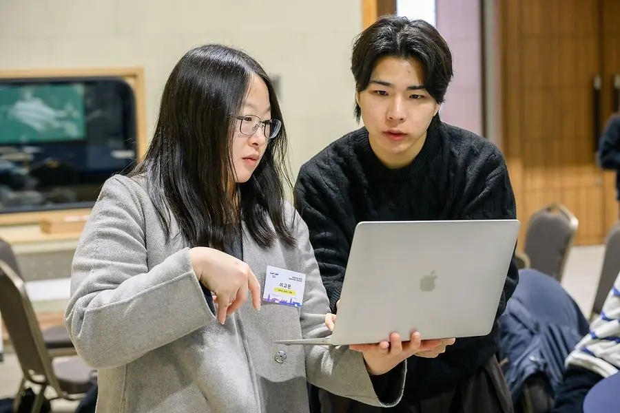 노트북으로 서비스를 설명하는 팀