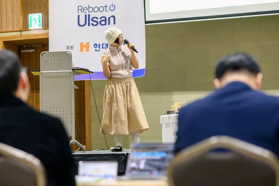 시제품을 들고 무대 발표