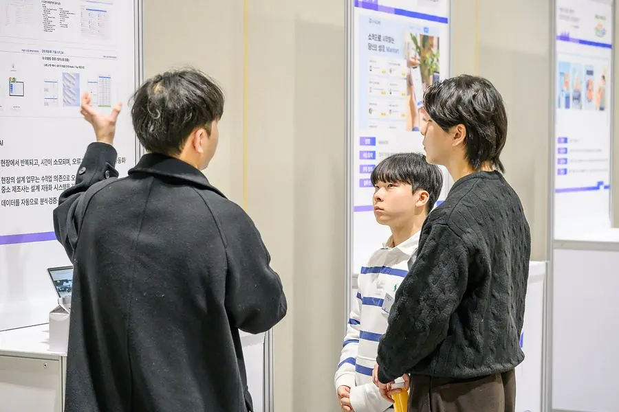 포스터 앞에서 설명하는 팀