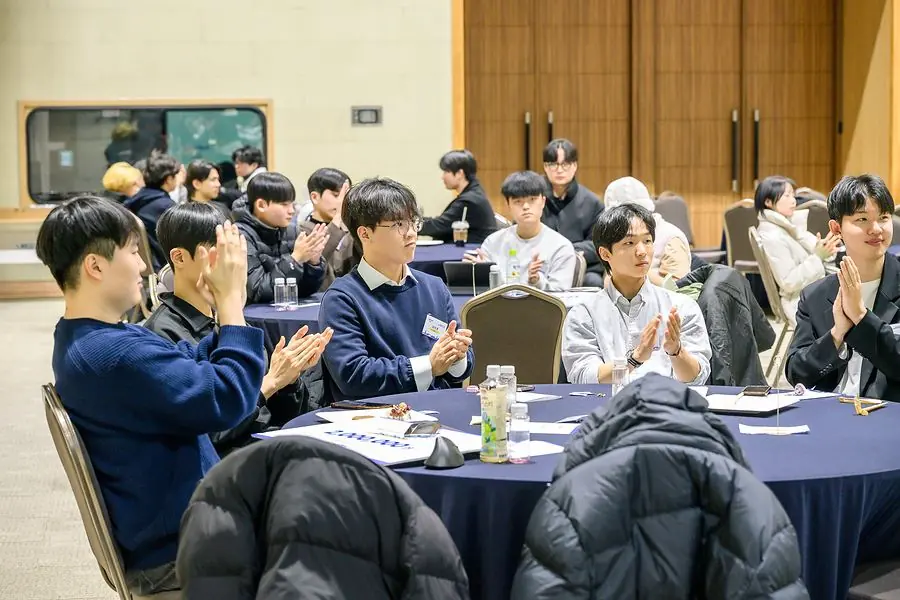서로에게 박수 치는 1기